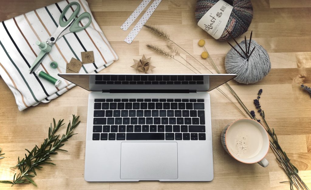 kottodan-basteln-nähen-häkeln-stricken-Titelbild-Stoff-Fröbelstern-Stricknadeln-Wolle-Kaffee-Macbook-Trommelstöcke-Lavendel-neu