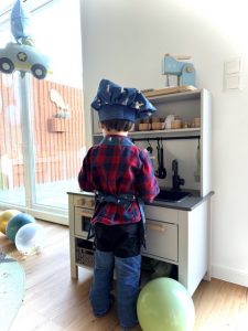 Kottodan-Weihnachtsbäckereimütze-kleiner-Koch-mit-Kochmütze-Jeans-mit Möwen